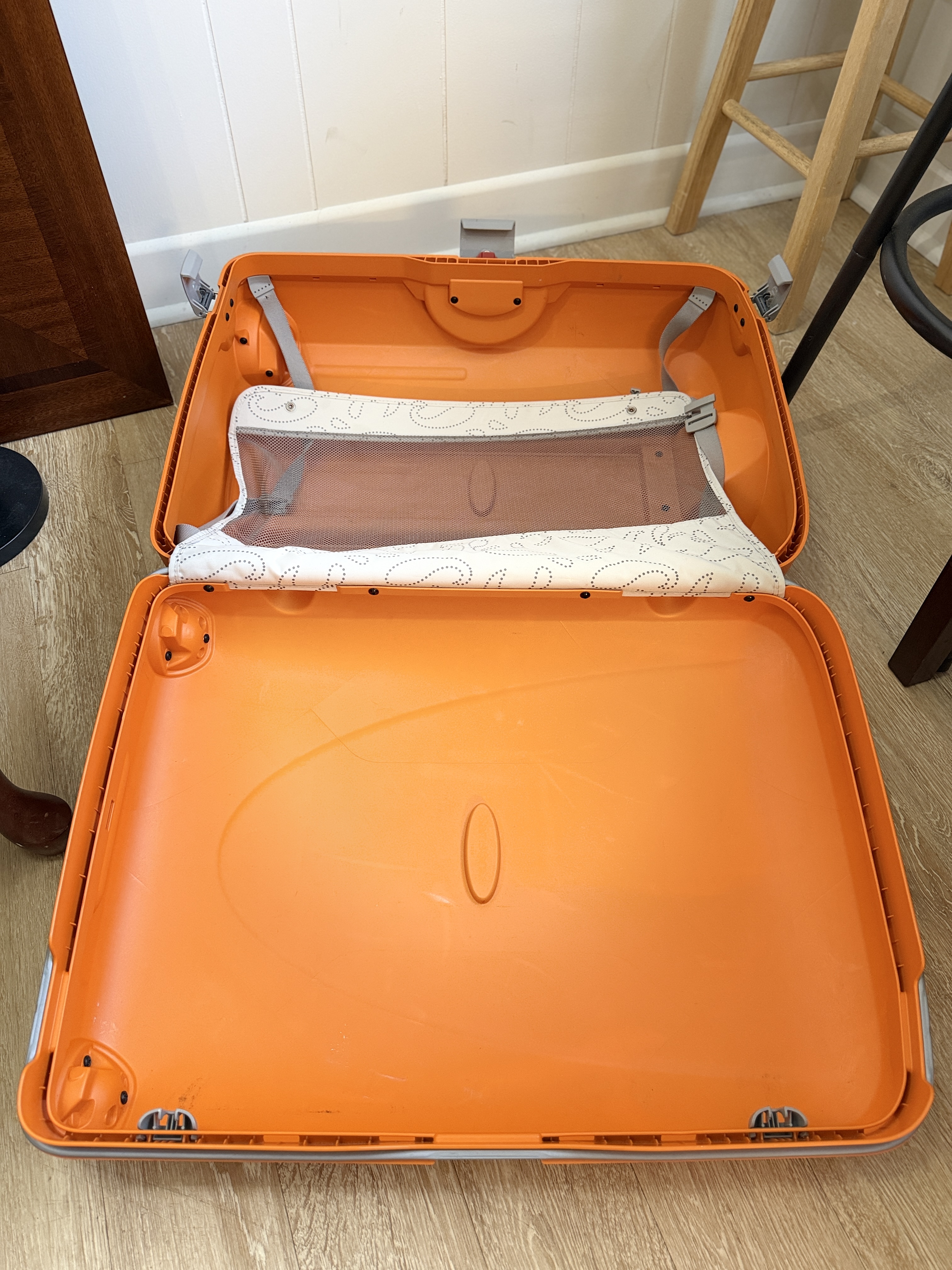 Samsonite Orange Hard Shell 26.5"x18"x8.5" Luggage – Durable Travel Luggage w/ 2 Wheels