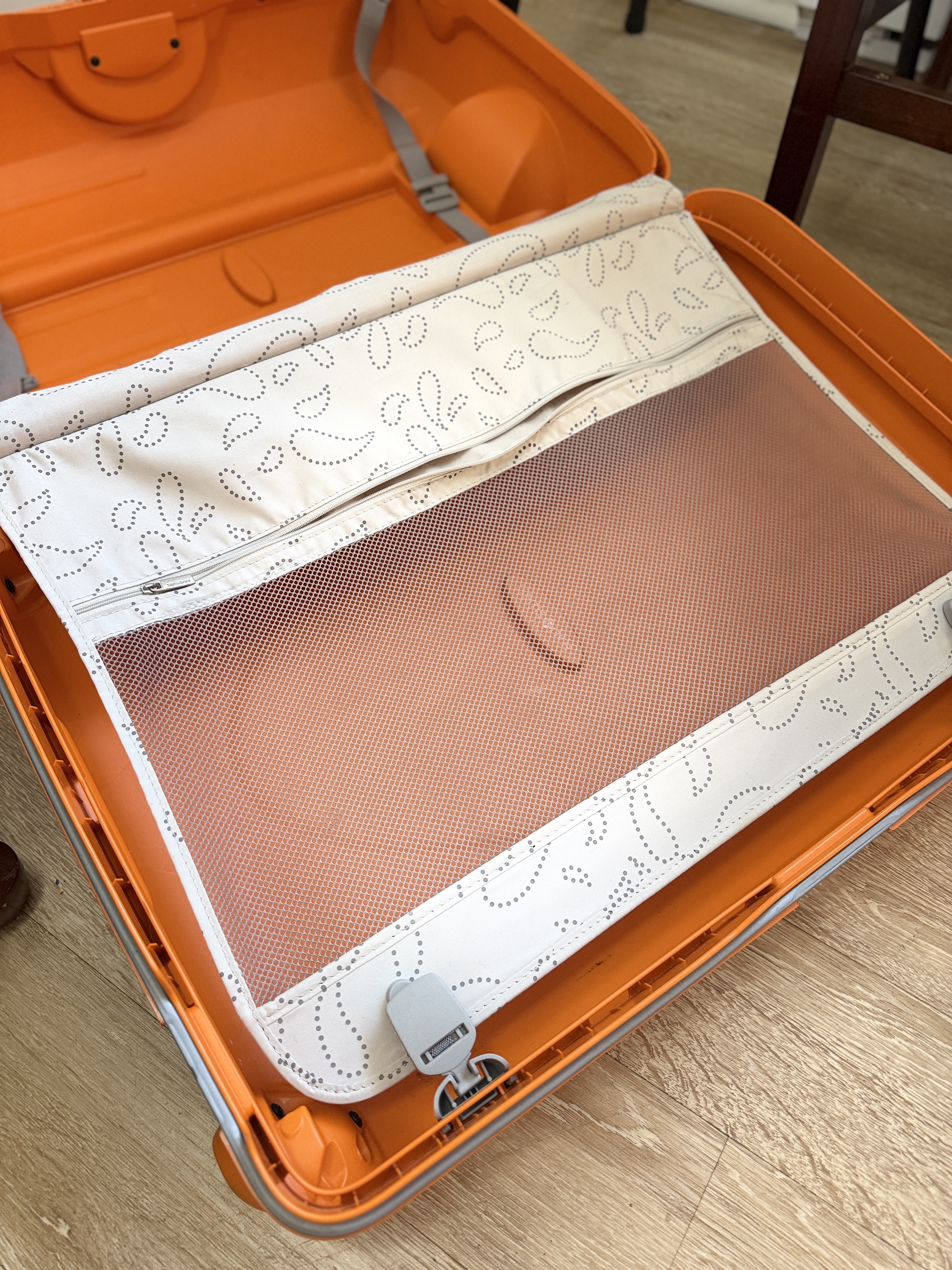 Samsonite Orange Hard Shell 26.5"x18"x8.5" Luggage – Durable Travel Luggage w/ 2 Wheels