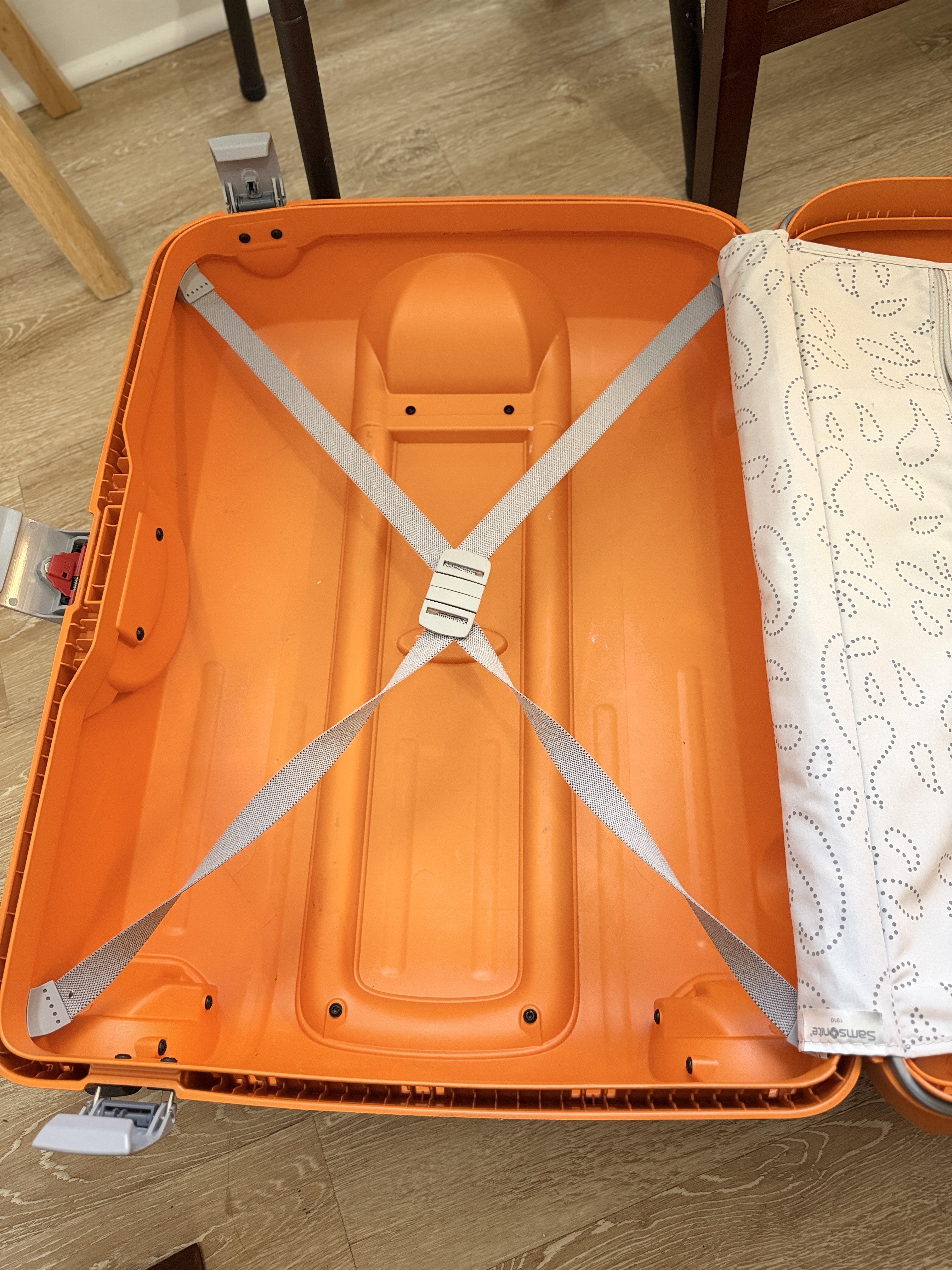 Samsonite Orange Hard Shell 26.5"x18"x8.5" Luggage – Durable Travel Luggage w/ 2 Wheels