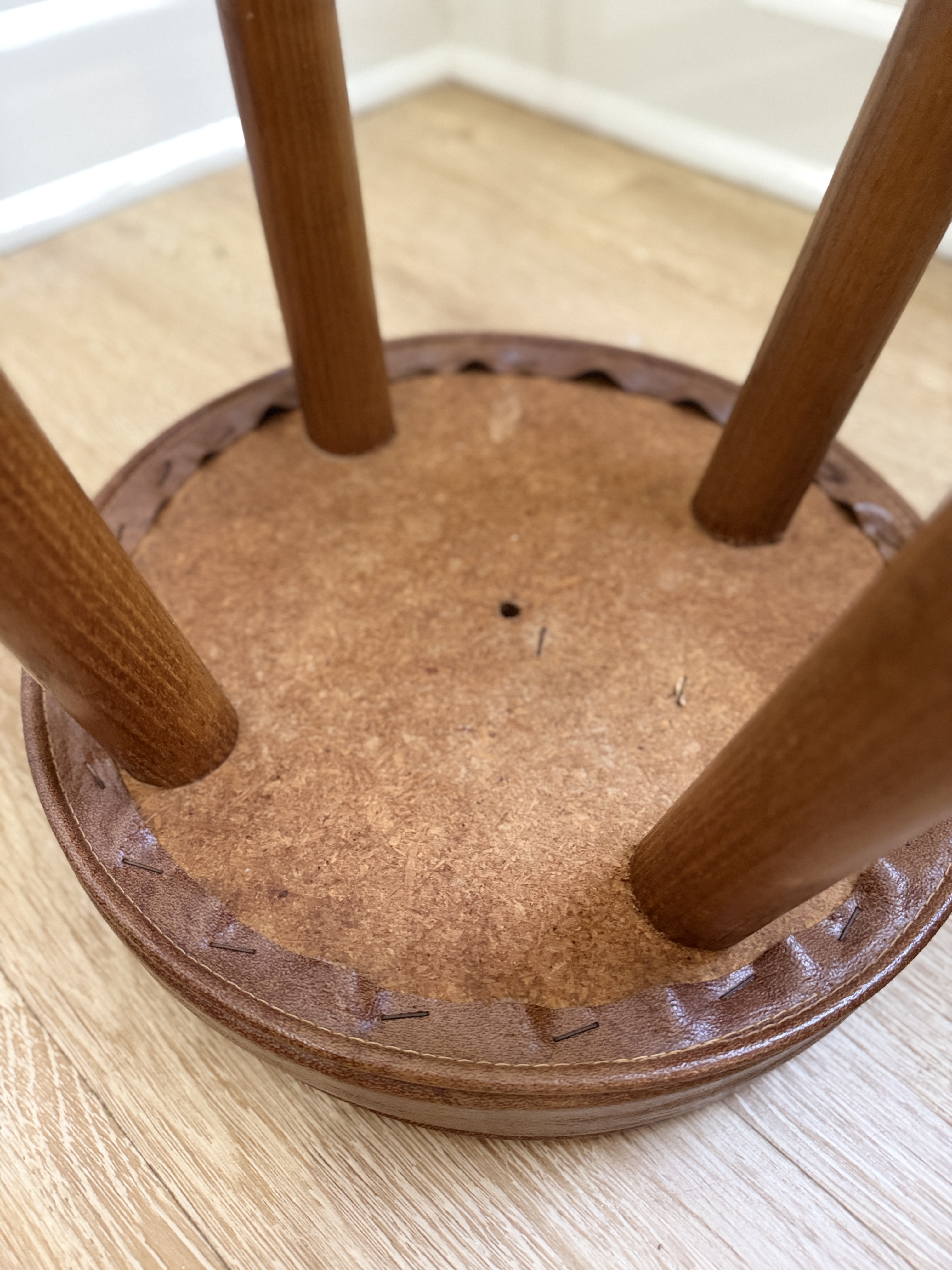 29” Wooden Bar Stool with Cushioned Seat – Classic Solid Wood Counter/Bar Chair