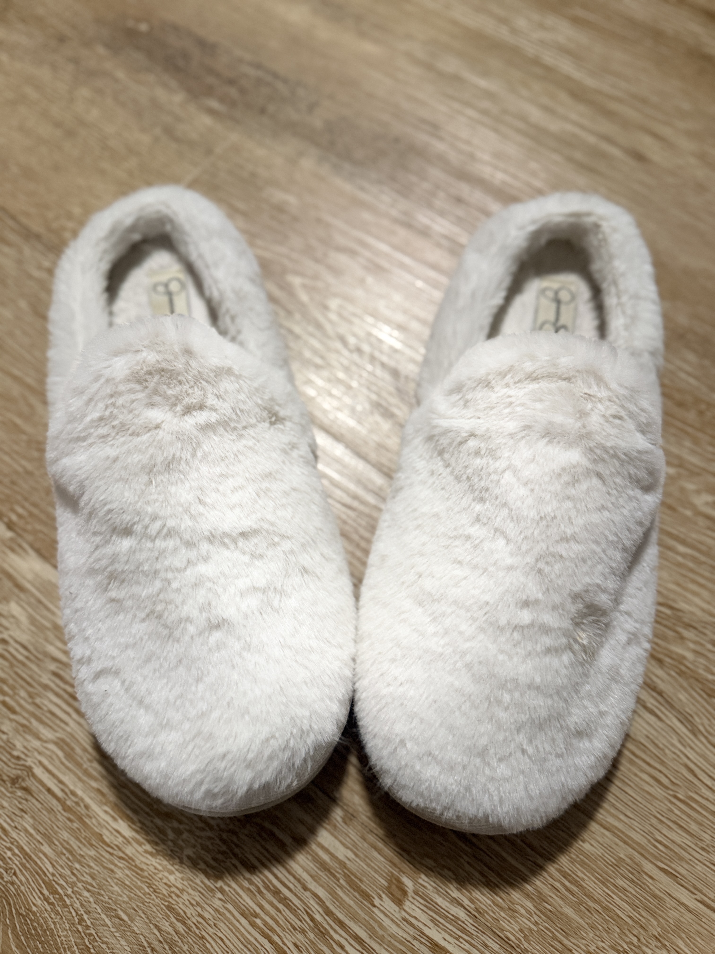 Jessica Simpson White Fuzzy Slippers