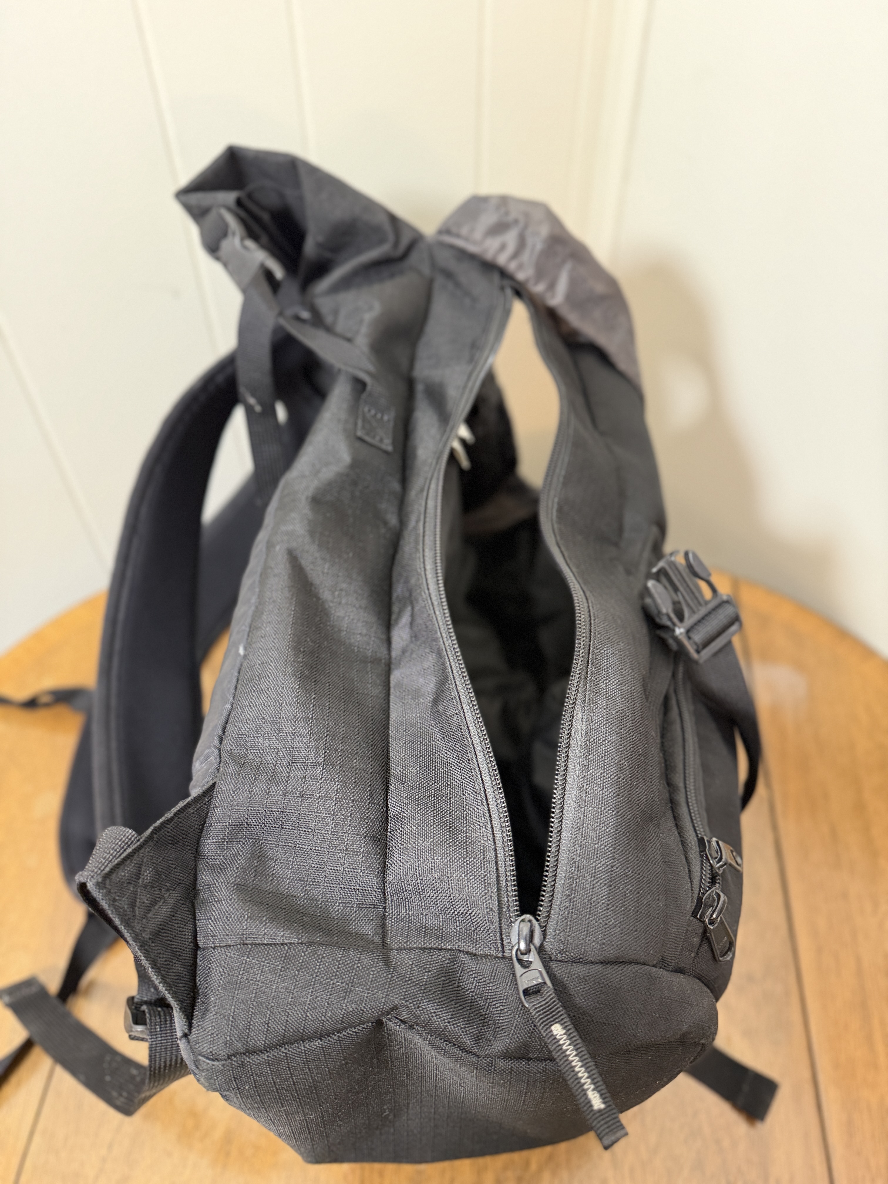 Dakine Backpack – Black Roll-Top Adventure Bag – Travel / School / Outdoor