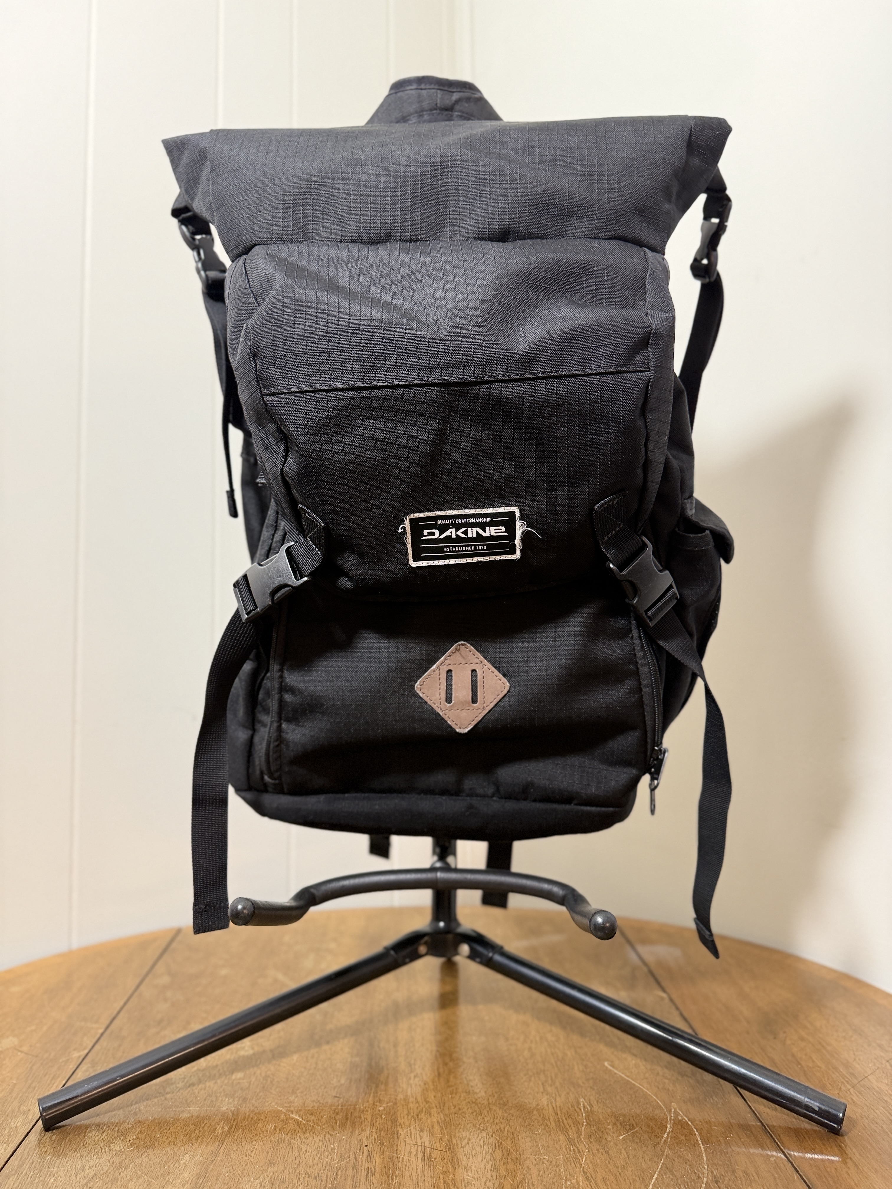 Dakine Backpack – Black Roll-Top Adventure Bag – Travel / School / Outdoor