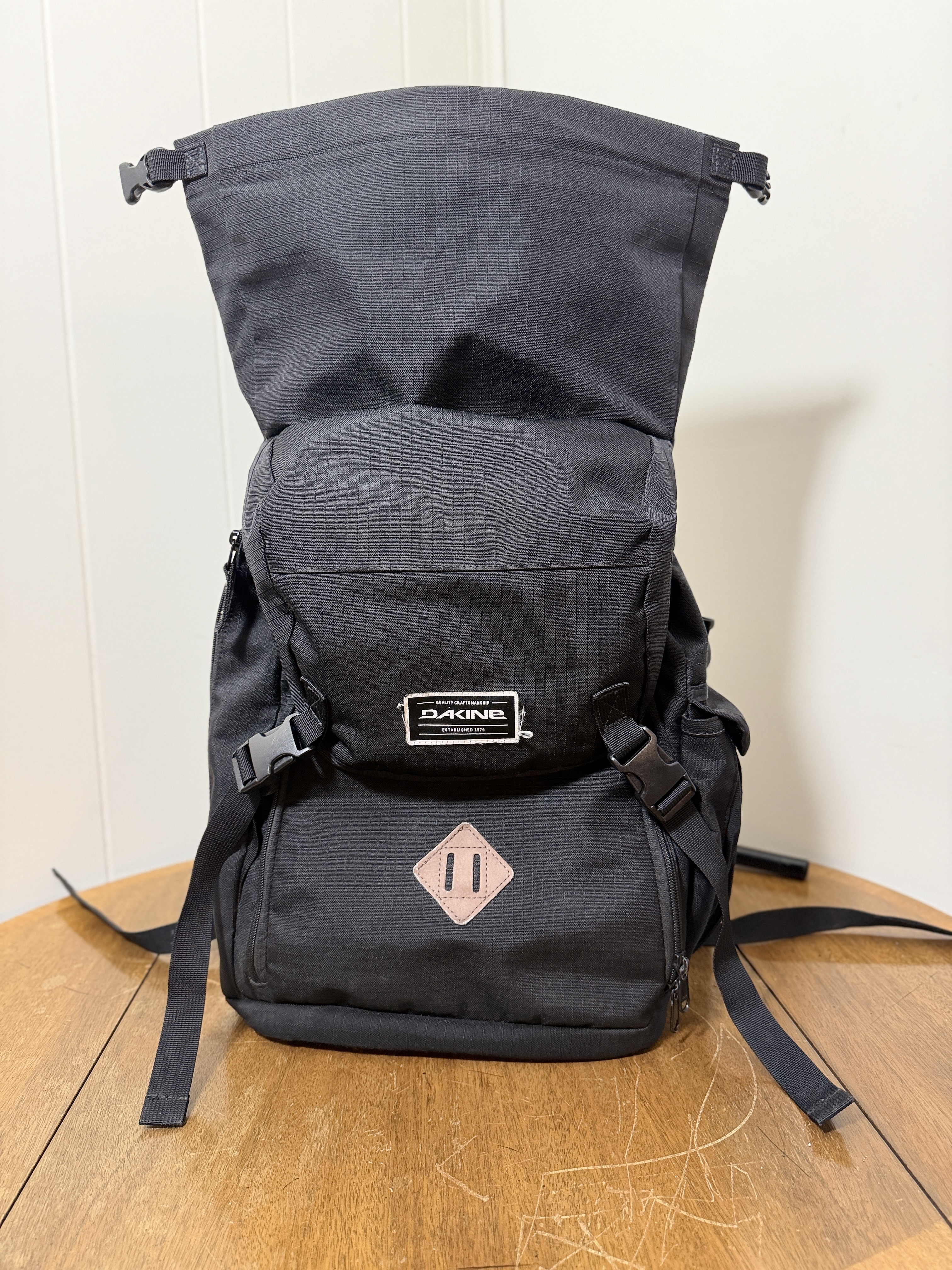 Dakine Backpack – Black Roll-Top Adventure Bag – Travel / School / Outdoor