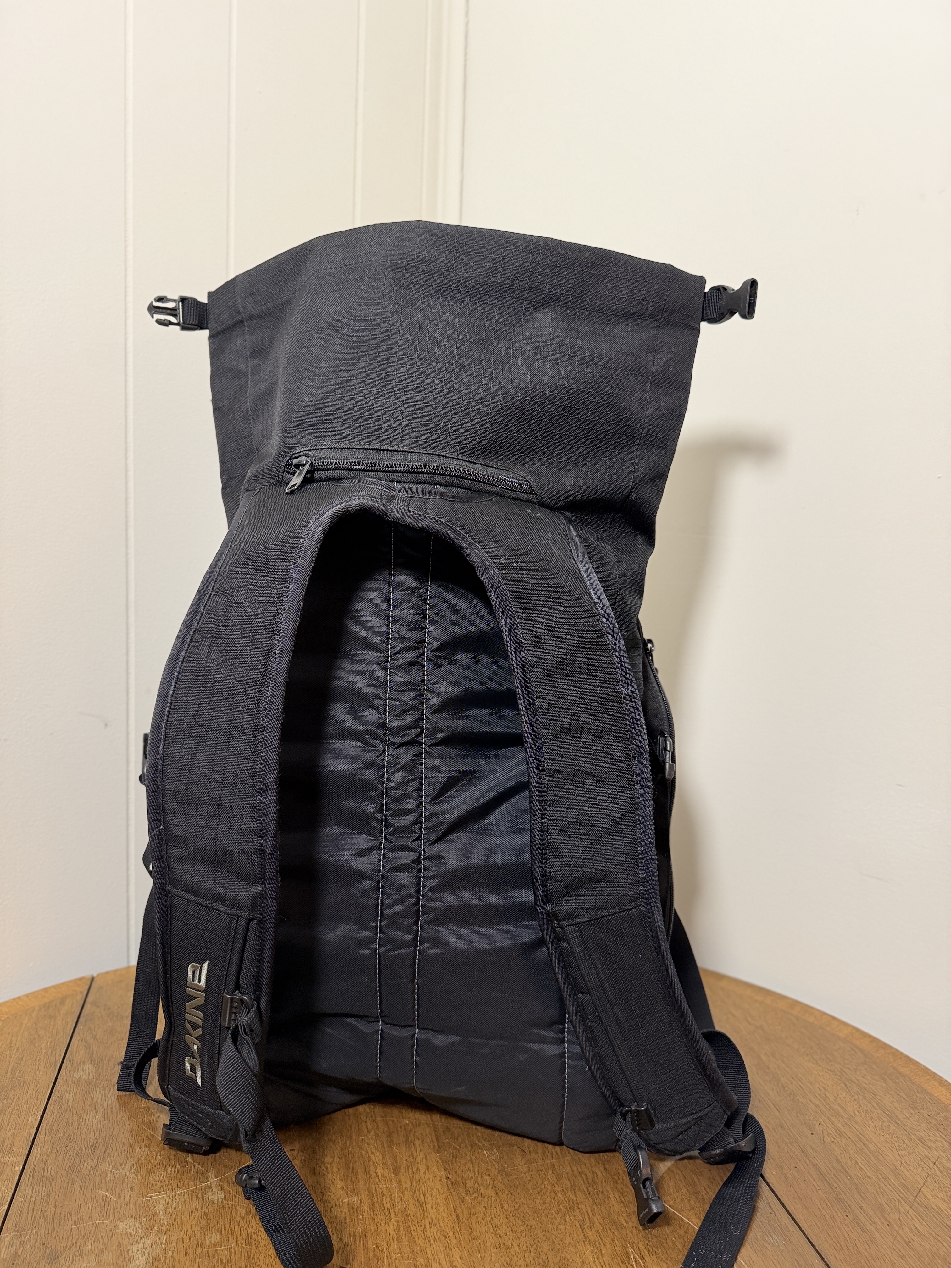 Dakine Backpack – Black Roll-Top Adventure Bag – Travel / School / Outdoor