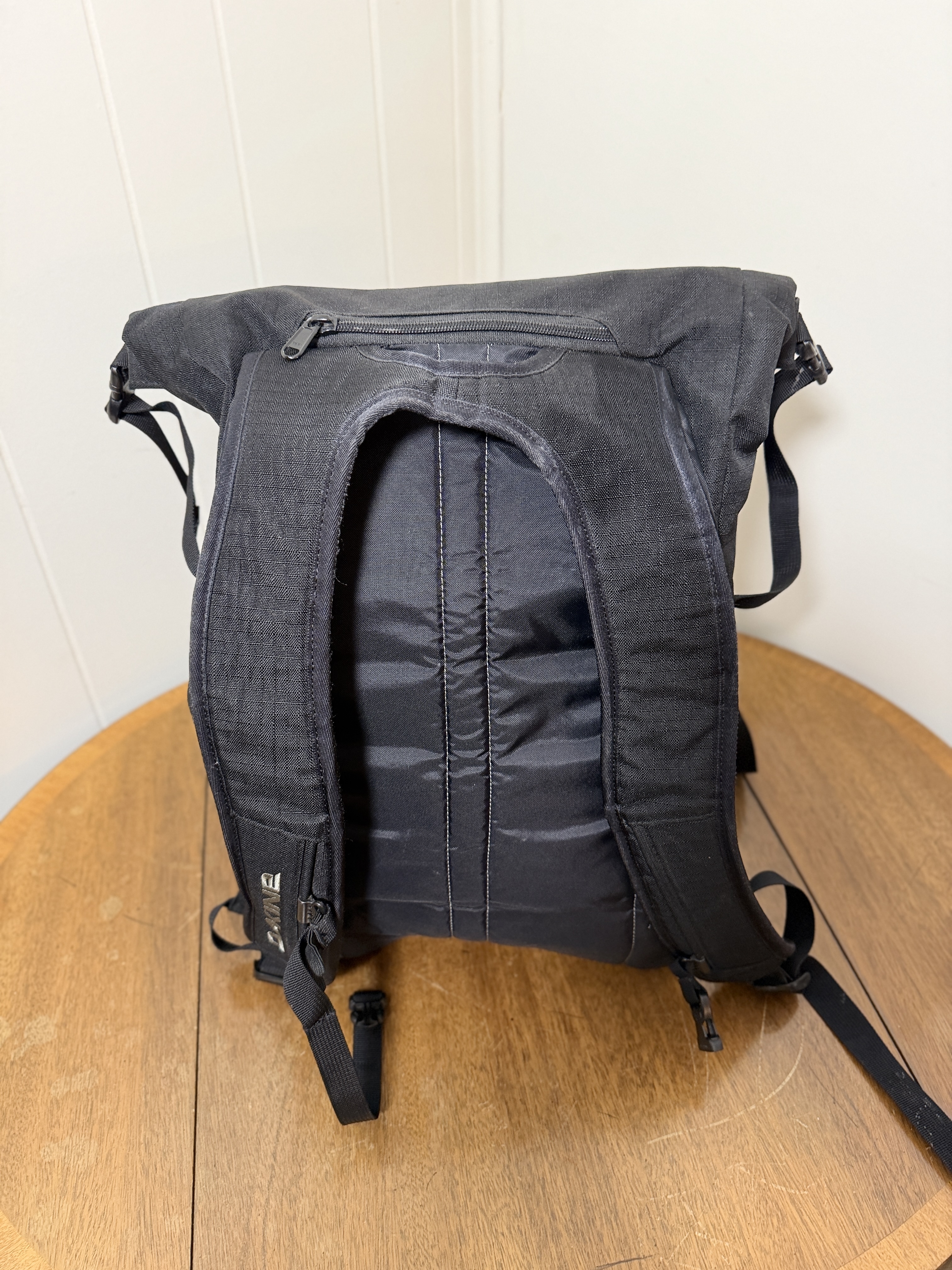 Dakine Backpack – Black Roll-Top Adventure Bag – Travel / School / Outdoor