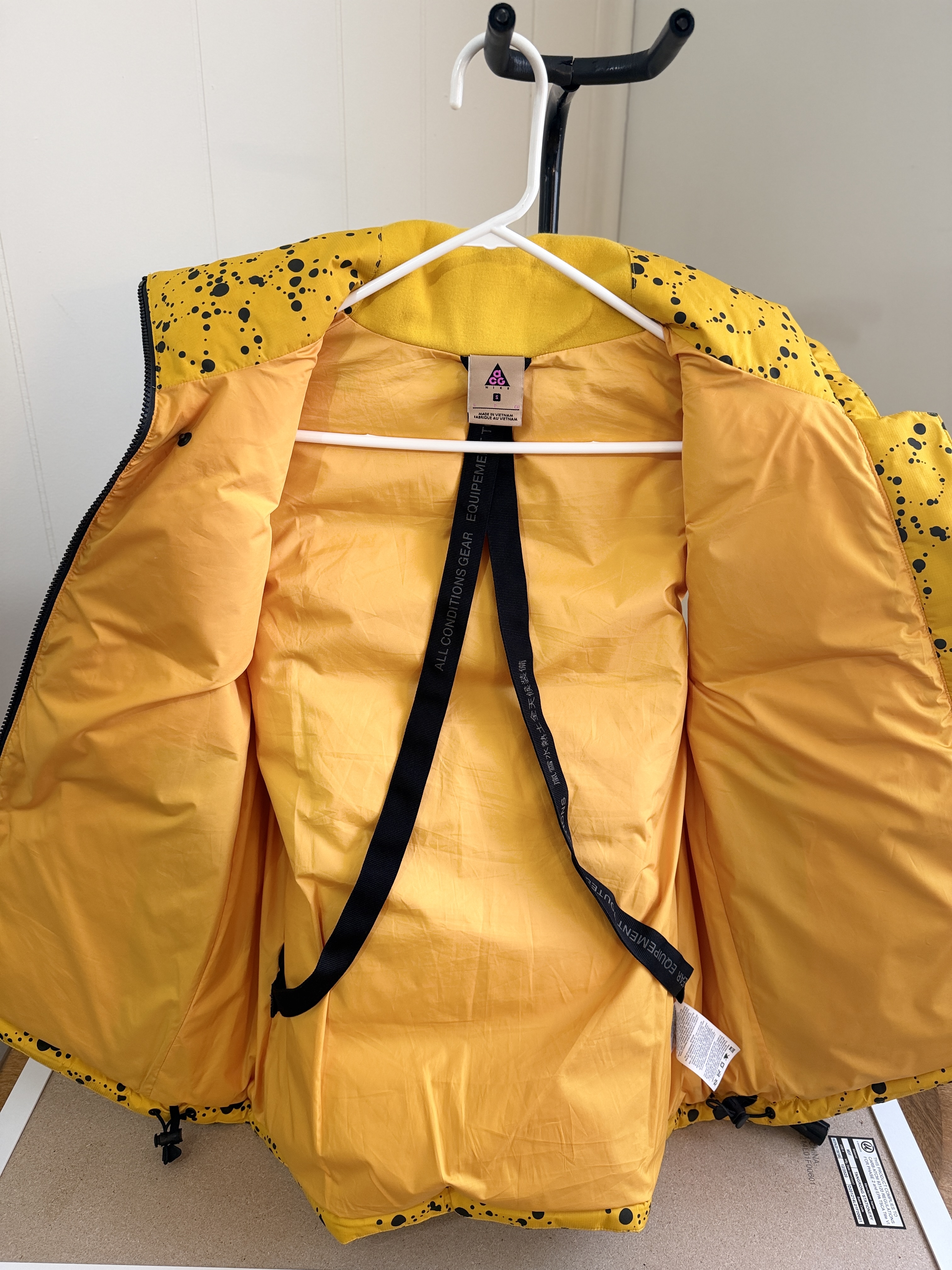 Authentic Nike NikeLab ACG Vest Gore-Tex Yellow & Black (All Conditions Gear) insulated puffer vest